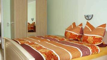 3 makuuhuonetta, vauvan matkasänky, Wi-Fi, vuodevaatteet