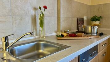 Kühlschrank, Mikrowelle, Ofen, Geschirrspüler