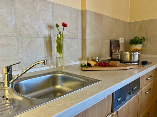 ثلاجة، ميكروويف، فرن، غسالة أطباق