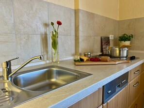 Kjøleskap, mikrobølgeovn, ovn og oppvaskmaskin