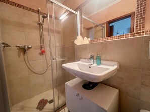 تجهيزات دش، مجففات شعر، مناشف، ورق حمّام
