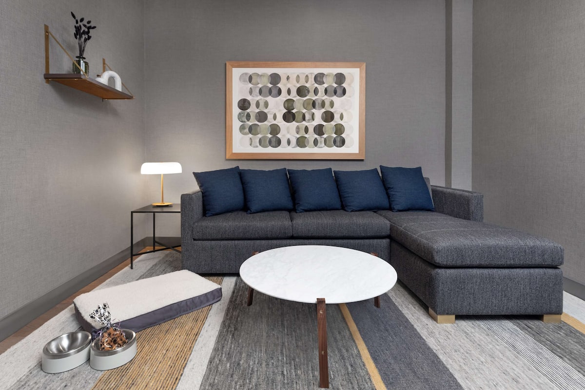 Suite, 2 queensize-senger, ikke-røyk | Oppholdsområde | Flatskjerm-TV