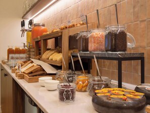 Tägliches Frühstücksbuffet (21.50 EUR pro Person)