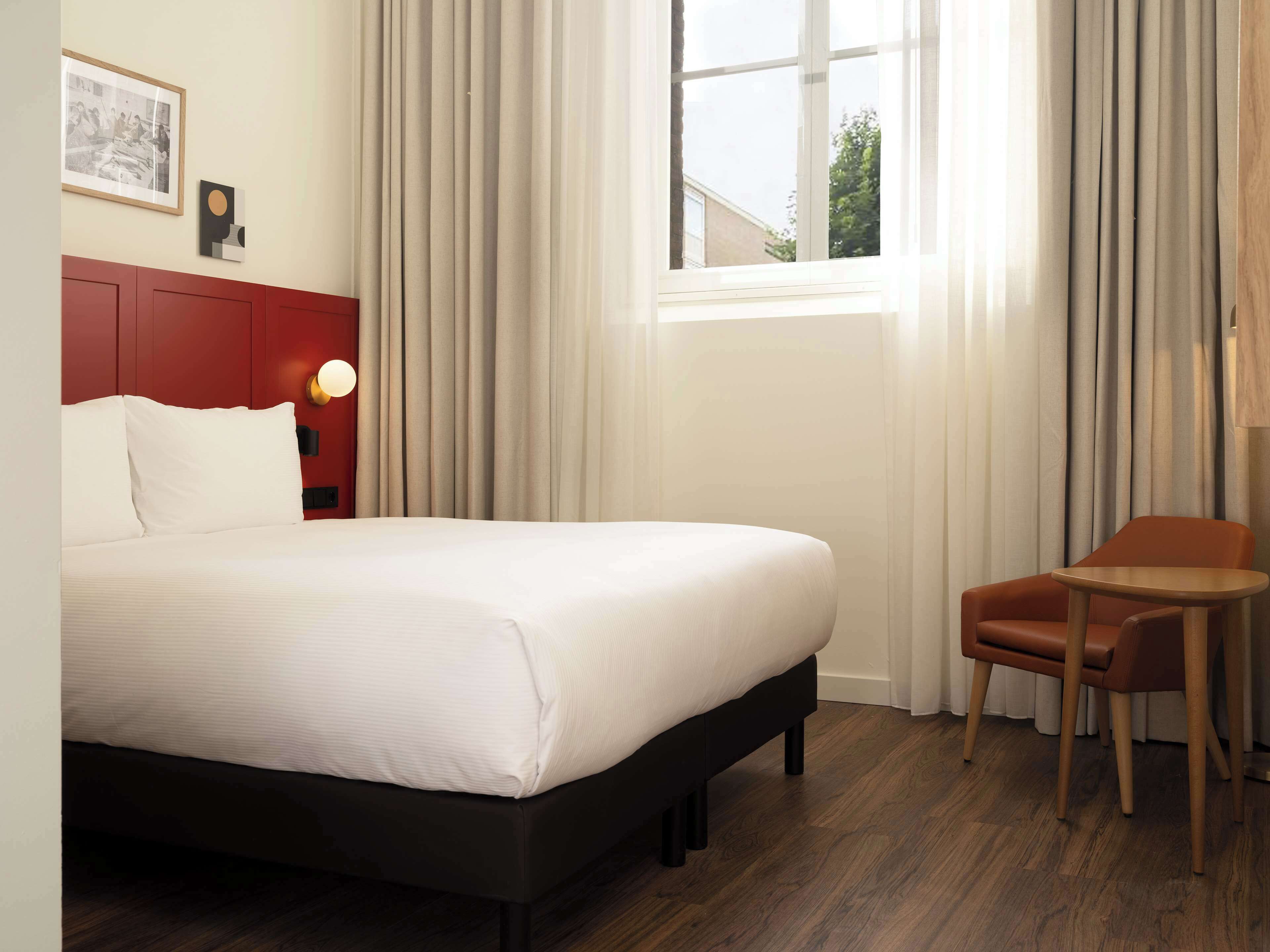 Habitación estándar, 1 cama de matrimonio | Edredones de plumas, minibar, caja fuerte y escritorio