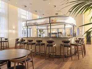 Bar (on property) - Doubletree By Hilton Sittard (Sittard)