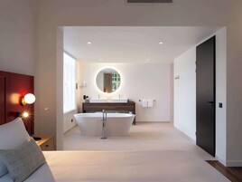 华丽套房, 1 张特大床 | 浴室 | 免费洗浴用品、吹风机、毛巾、肥皂