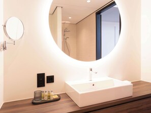 Kostenlose Toilettenartikel, Haartrockner, Handtücher, Seife