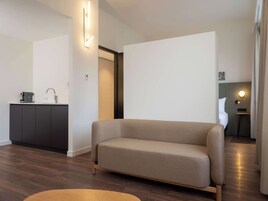 小型套房, 1 张特大床 | 起居区 | 55-英寸纯平电视（配备卫星频道）