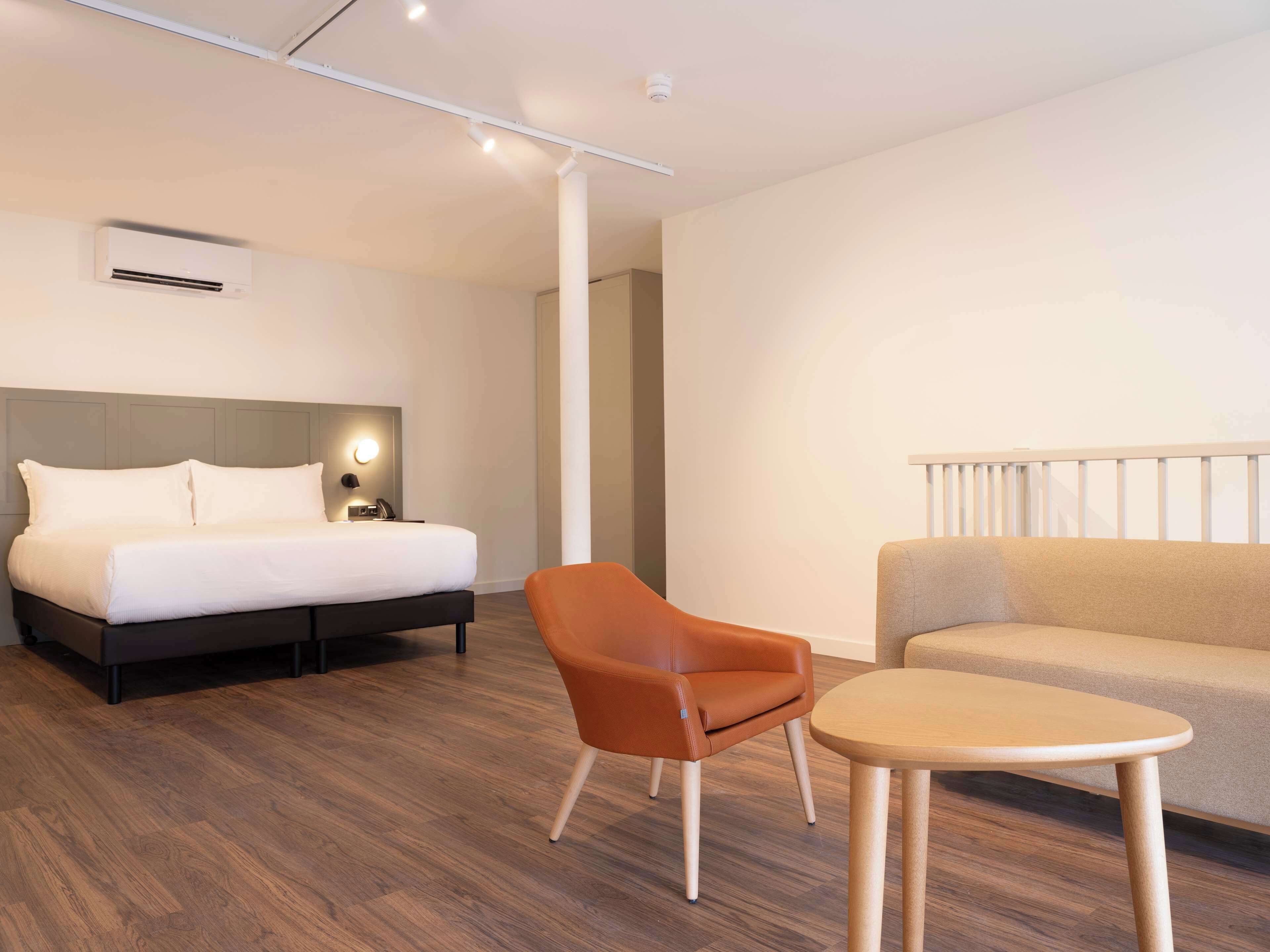 Suite, 1 cama de matrimonio grande | Edredones de plumas, minibar, caja fuerte y escritorio