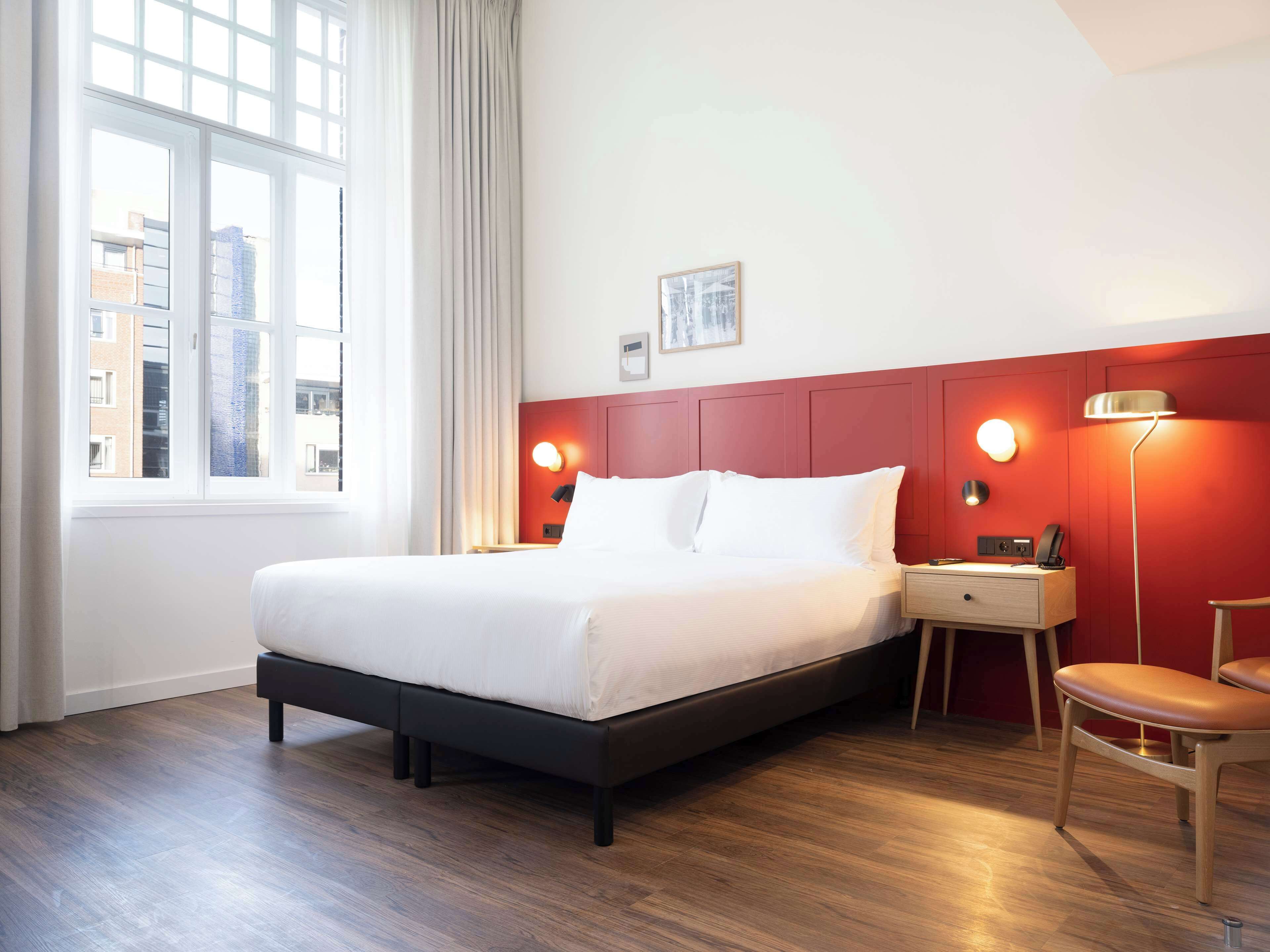 Edredones de plumas, minibar, caja fuerte y escritorio