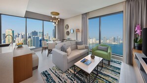 Una sala moderna con vista a la ciudad, un comedor y una cocina.