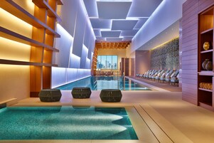 Una piscina cubierta (de 06:30 a 22:00), tumbonas