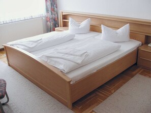 3 chambres, lit parapluie, draps fournis
