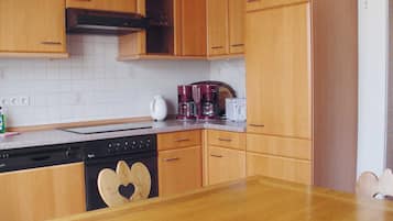 Kühlschrank, Ofen, Geschirrspüler, Hochstuhl