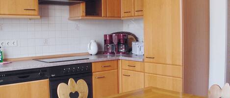 Een koelkast, een oven, een vaatwasser, een kinderstoel