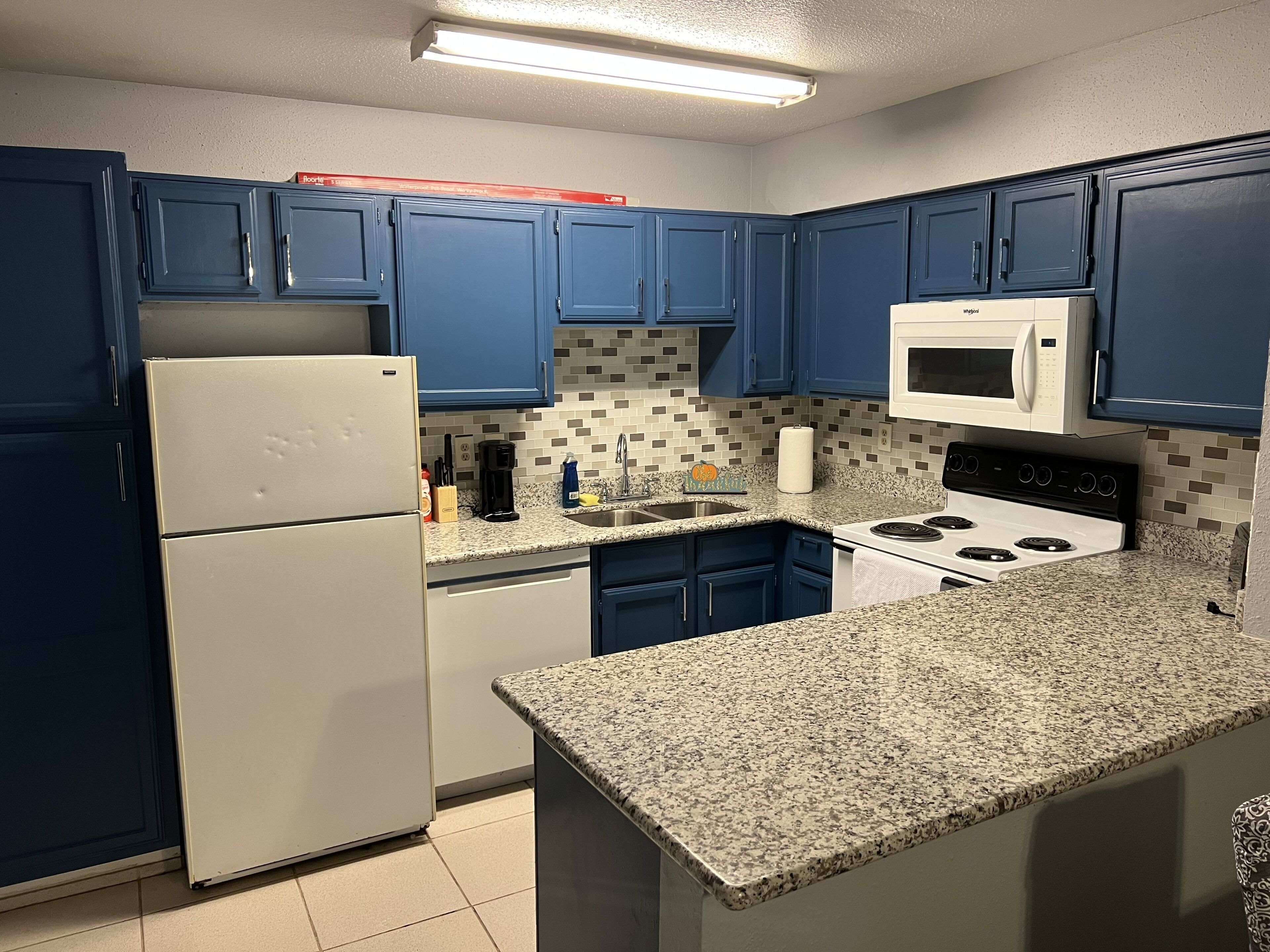Pets allowed, Quiet condo in Westchase district close to freeway and China town.