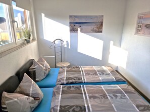 2 Schlafzimmer, Zimmersafe, Schreibtisch, Bügeleisen/Bügelbrett