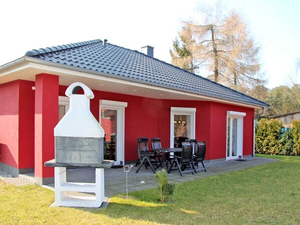 Outdoor dining - Haus Nordwind - red holiday home (Kröslin)