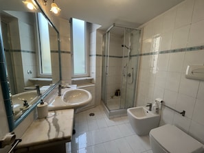 Regadera, secadora de cabello, bidet, toallas