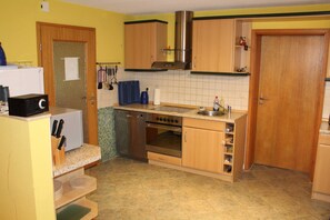 Kühlschrank, Mikrowelle, Ofen, Geschirrspüler