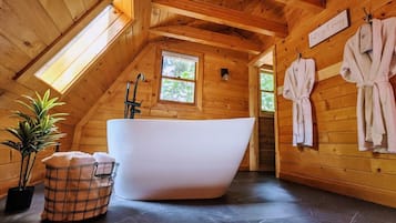 Badewanne, Haartrockner, Handtücher, Seife