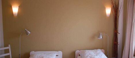 2 camere, culla da viaggio, lenzuola