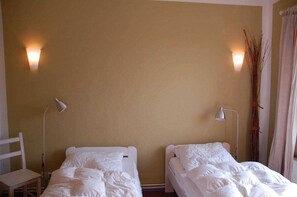 2 quartos, berço de viagem, roupa de cama