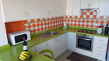 Frigorífico, microondas, placa de cocina y cafetera o tetera