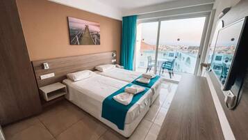 Basic Double or Twin Room, Sea or City or Pool View | Skrivbord, strykjärn/strykbräda, gratis wi-fi och individuell inredning
