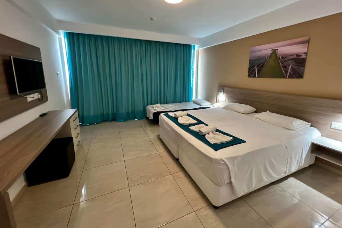 Basic Triple Room, Sea or City or Pool View | Trang trí khác biệt, trang bị nội thất với thiết kế riêng biệt, bàn