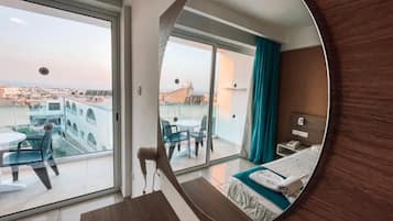 Basic Double or Twin Room, Sea or City or Pool View | 獨特裝潢、布置獨特、書桌、熨斗/熨衣板