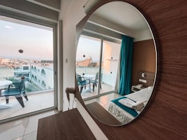 Basic Double or Twin Room, Sea or City or Pool View | Ayrı ayrı dekore edilmiş, ayrı ayrı döşenmiş, masa, ütü/ütü masası