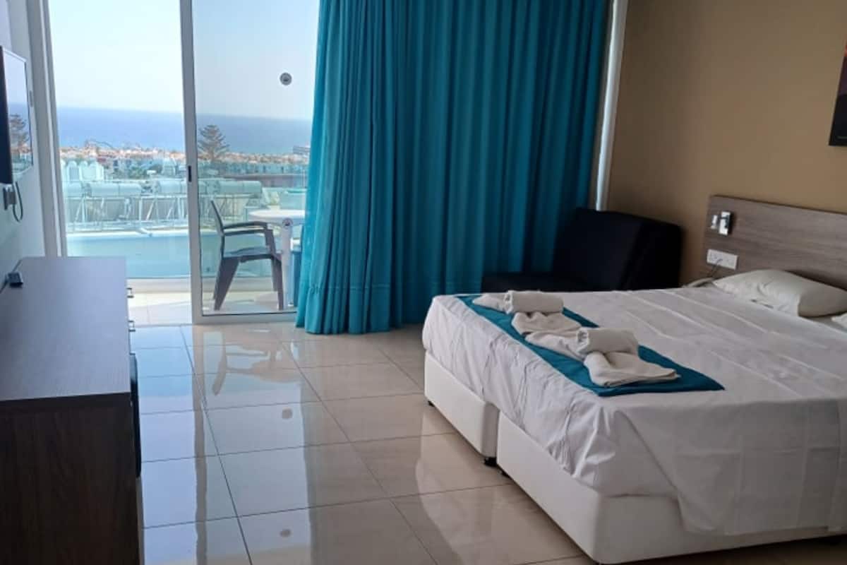 Trang trí khác biệt, trang bị nội thất với thiết kế riêng biệt, bàn