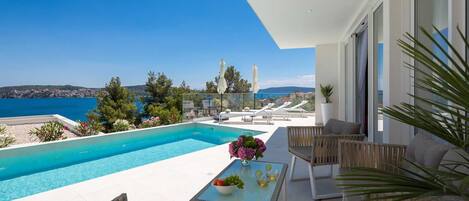 Beheizter Pool, Liegestühle