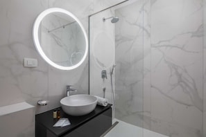Kostenlose Toilettenartikel, Haartrockner, Handtücher