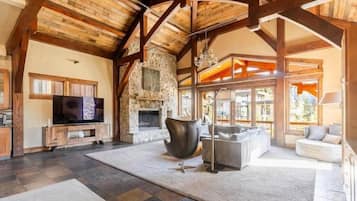 Smart TV, fireplace, stereo
