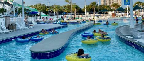 Una piscina techada, una piscina al aire libre