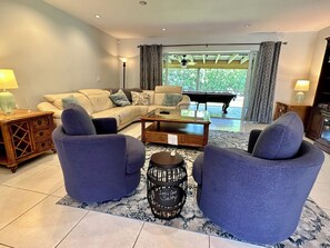 Smart TV, table tennis, books, computer monitors - Coastal Casa~Walk to Beach~Pet Friendly~Boat & Golf Cart Rentals~3BR/2Bath (Riveria Beach)