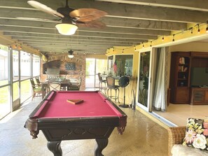 Game room - Coastal Casa~Walk to Beach~Pet Friendly~Boat & Golf Cart Rentals~3BR/2Bath (Riveria Beach)