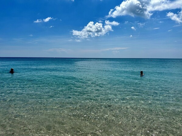 Ranta lähistöllä, aurinkotuoleja, rantapyyhkeitä