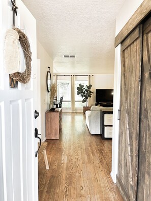 TV connectée, lecteur de DVD, livres