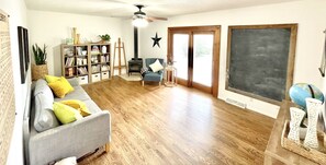 TV connectée, lecteur de DVD, livres