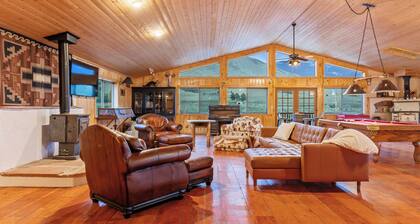 Western Ranch for Weddings, Retreats, Reunions. Sleeps 30 in two lodging units,