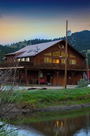 Un bâtiment en bois doté d’un balcon, d’une véranda et d’une enseigne indiquant qu’il s’agit d’un restaurant.