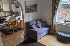 TV, DVD player, livros, videoteca