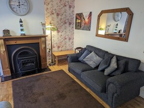 TV, DVD player, livros, videoteca