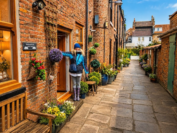 Exterior detail - Historic Fisherman’s Cottage Whitby Quiet Old Yard Sleeps 6 (Whitby)