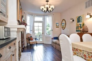 Interior - Central Castro 2BR w/ Private Deck, Garden and Laundry- NO STAIRS! (San Francisco)