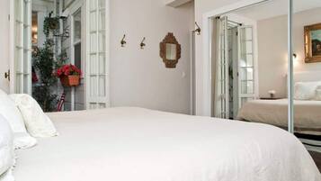 2 bedrooms, in-room safe, desk, iron/ironing board