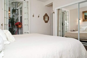 2 bedrooms, in-room safe, desk, iron/ironing board - Central Castro 2BR w/ Private Deck, Garden and Laundry- NO STAIRS! (San Francisco)